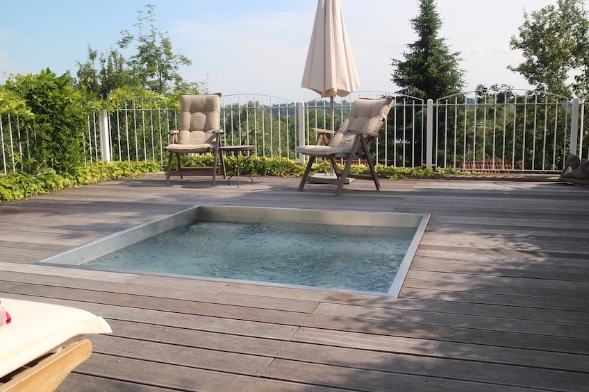 Der Whirlpool sitzt in einem Holzdeck aus Bangkirai. (Zolling bei Freising)