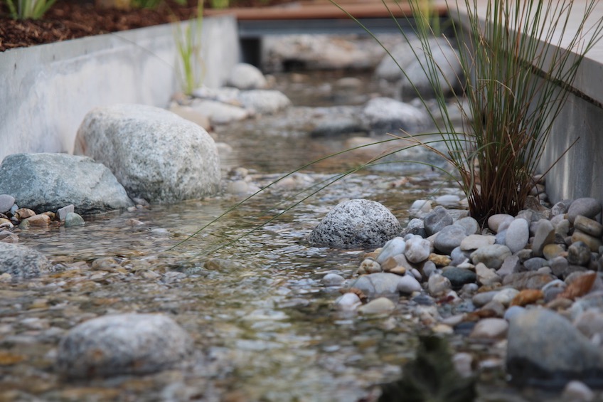 Der Bachlauf hat gerade Kanten aus Stahl, verl&auml;uft aber innerhalb es 'Bachbetts' nat&uuml;rlich m&auml;andernd. (Zolling bei Freising)