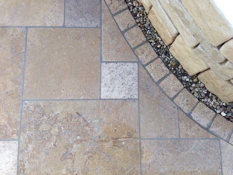 Travertin im r&ouml;mischen Verband mit passendem Einfassungseinzeiler. Die Platten haben die Gr&ouml;&szlig;en 60x40cm, 40x40cm, 40x20cm und 20x20cm. ( Neufahrn - Eching)