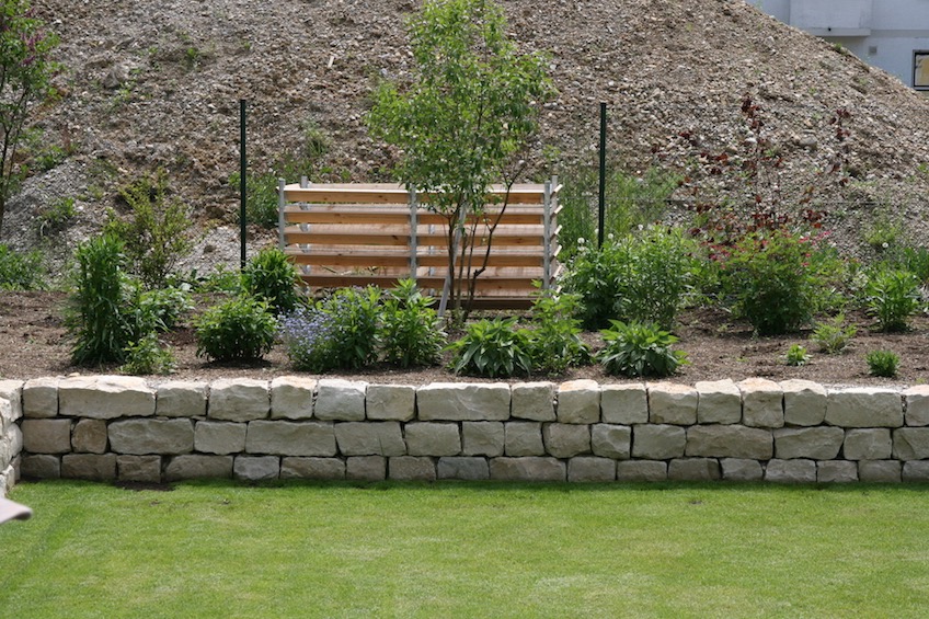 Ein formsch&ouml;ner Komposter f&uuml;gt sich wunderbar in die Staudenfl&auml;che ein.  (M&uuml;nchen)