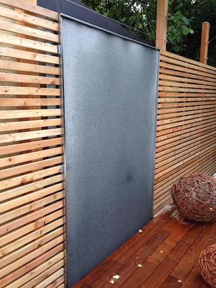 Wasserwand aus dunklem Granit, eingelassen in eine Wand aus Holz. (M&uuml;nchen - Solln)