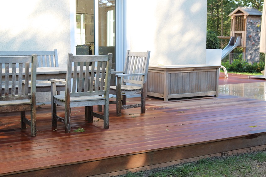 Am kleineren der beiden Holzdecks befindet sich der Ausgang von der K&uuml;che. (Unterschlei&szlig;heim)