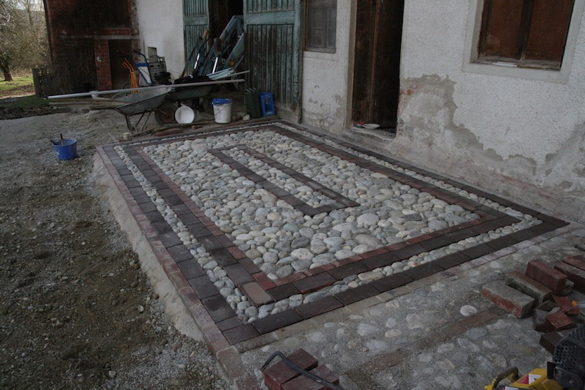 Steckkieselpflaster mit Klinkereinfassung, Verfugung mit Brechsand. (Dorfen)