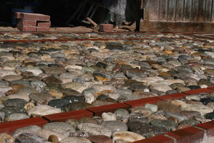 Bummelpflaster auf Beton verlegt und mit Beton verfugt. &Uuml;berfahrt mit Traktor m&ouml;glich. (Dorfen)