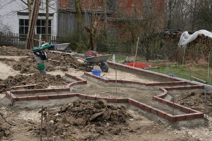 Wegekreuz f&uuml;r einen Bauerngarten mit Klinkereinfassung. Granittrog steht sp&auml;ter im Zentrum. (Dorfen)
