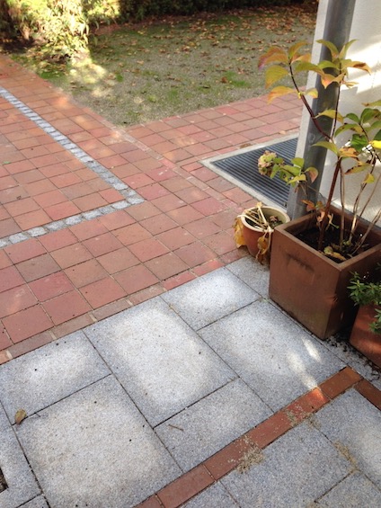 Belag aus Klinker und Granit im wechselseitigen Muster. (M&uuml;nchen)