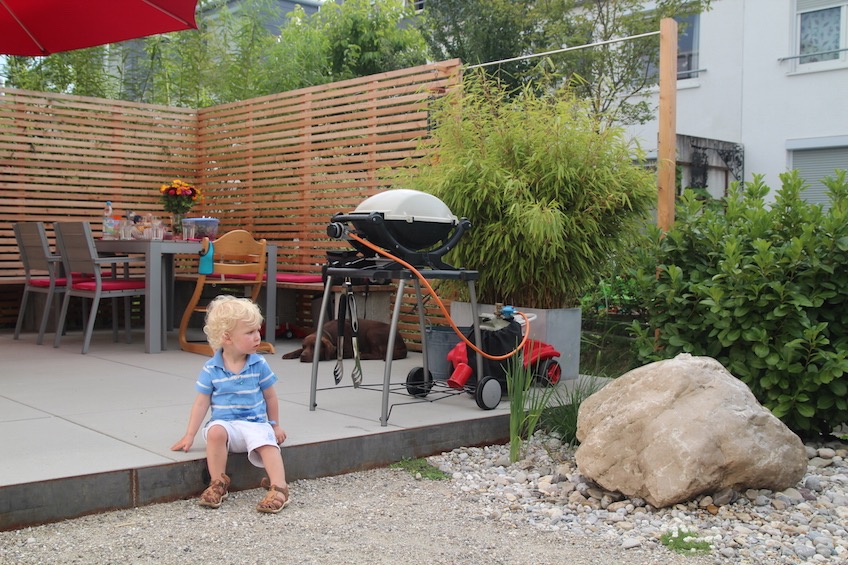 Terrasse mit Stahlkante und Quellstein. (Freising)