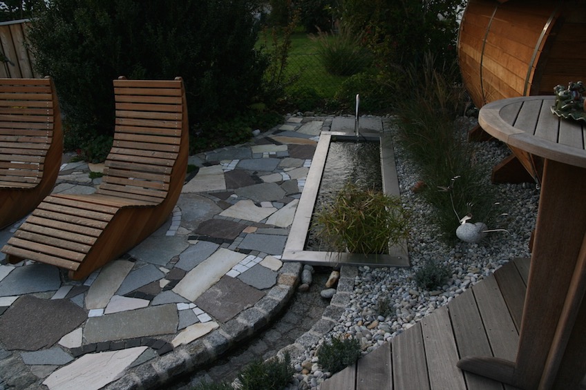 Kneippbecken mit &Uuml;berlauf in einen gefassten Bachlauf. (Mauern bei Moosburg)