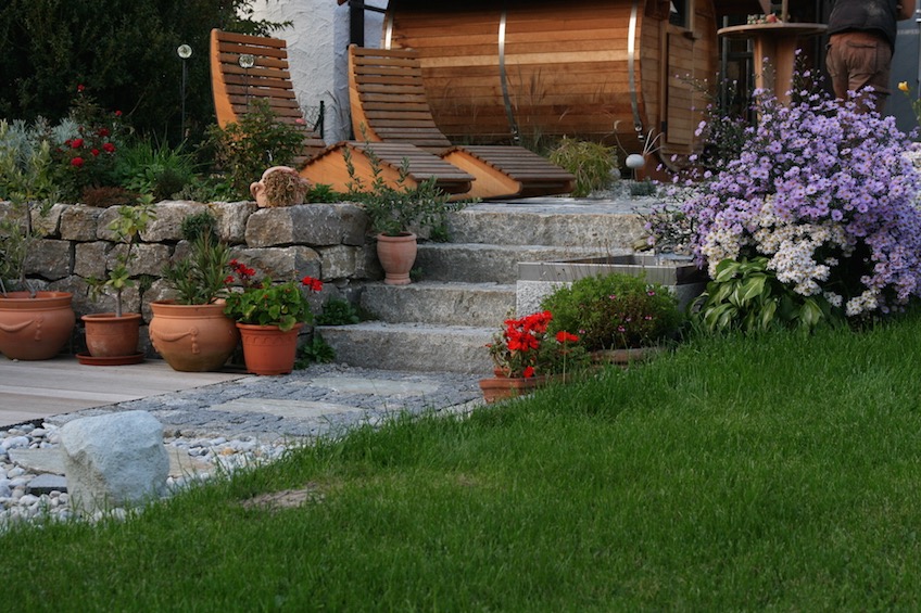Blick in einen mit Muschelkalk Trockenmauern terrassierten Garten. (Mauern bei Moosburg)