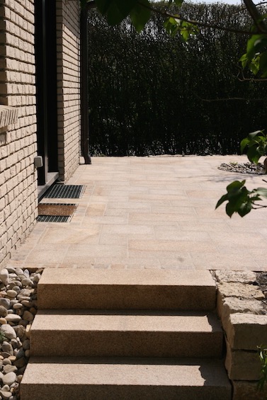 Terrassenbelag und Blockstufen aus gelbem Granit. Die Platten wurden im r&ouml;mischen Verband verlegt. (Pulling bei Freising)