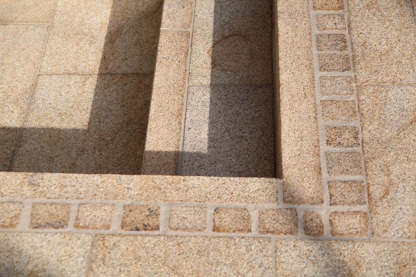 Gelber Granit mit Verfugung aus Kunstharz. (Freising)