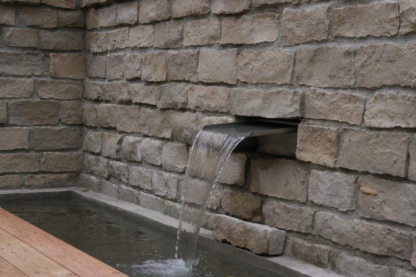 Gemauerte Jura Mauer mit Wasserfall. (Freising)