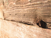 Holzwand eines Dreiseithofes