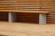 Sichtschutz, Sitzauflage und Holzdeck aus Lärche (München)