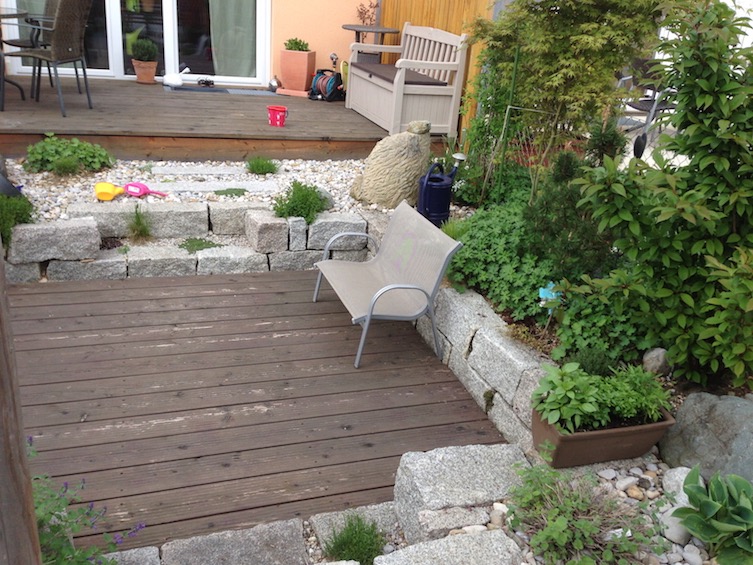 Der gesamte Garten auf einen Blick. Die Einfassung des Sitzplatzes besteht aus Granit Mauersteinen. (Poing bei München)