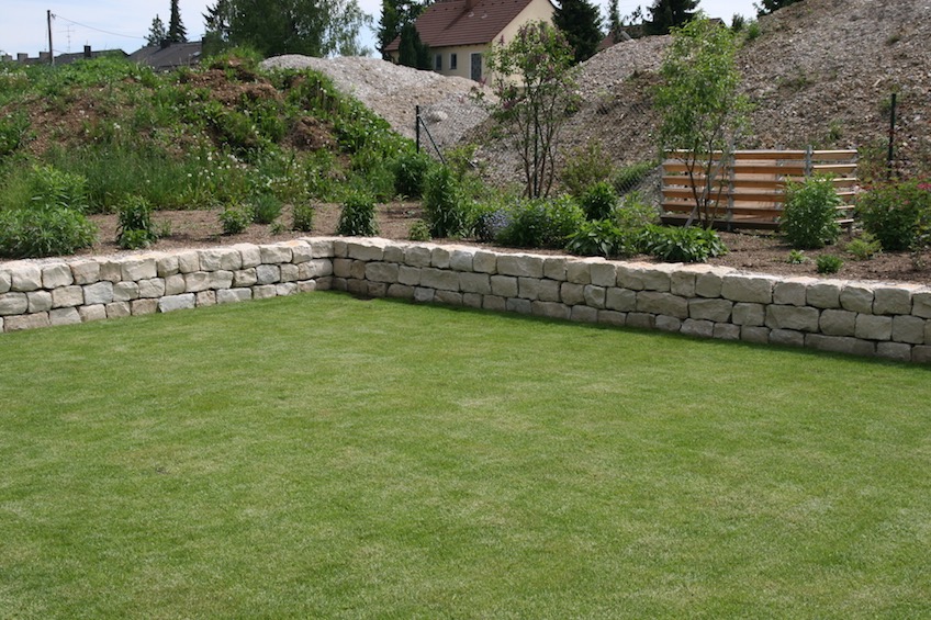 Die Rasenfläche mit 10x10m liegt knapp 50cm tiefer als der übrige Garten.  (München)