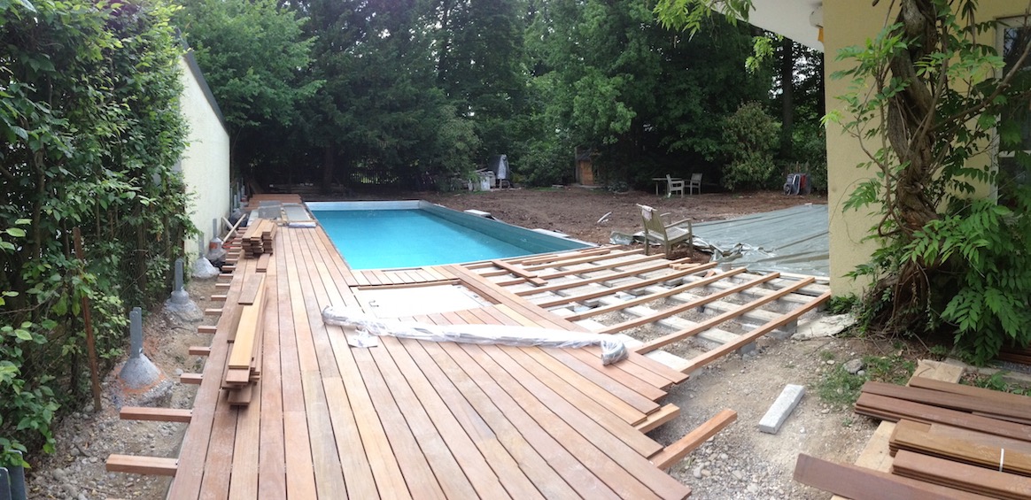 Um den Pool wird ein Holzdeck aus Garapa gebaut.  (München - Solln)