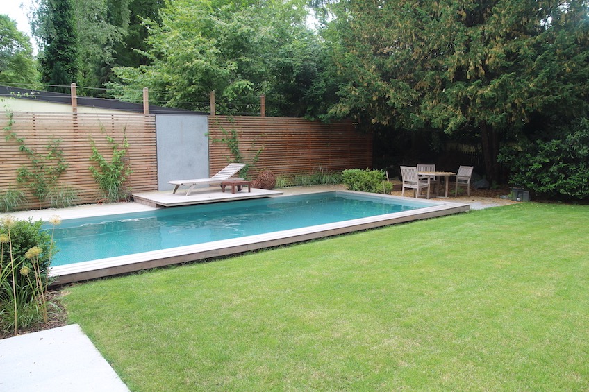 Pool von Polytherm mit Holzdeck, Wasserwand und Sichtschutz aus österreichischer Gebirgslärche. (München - Solln)