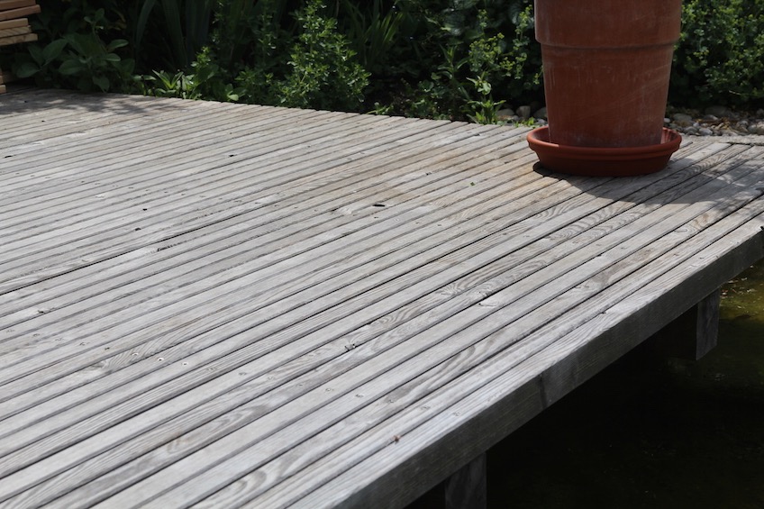 Holzdeck aus Lärche mit aufgestellter schmaler Lattung. (München)