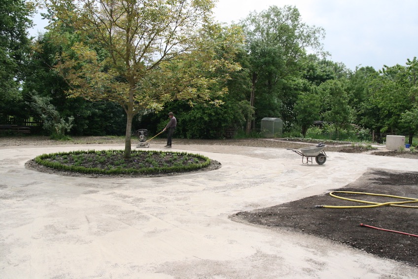 Der Hofbereich wird mit einer wasserdurchlässigen wassergebundenen Decke befestigt. Der Hofbaum wurde mit Buchs eingefasst und Storchenschnabel und Frauenmantel bepflanzt. (Dorfen)