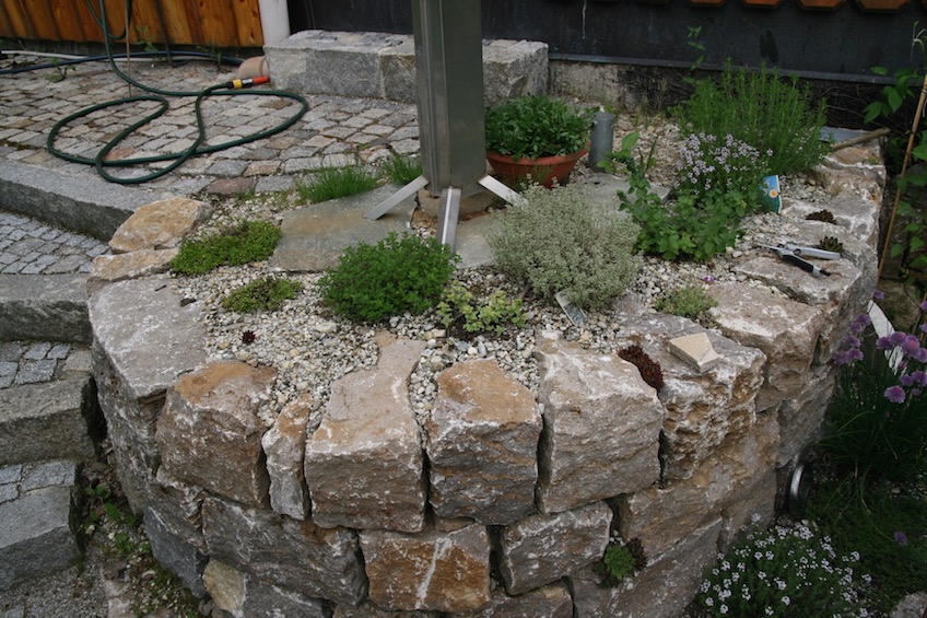 Kräuterspirale mit Muschelkalk Mauersteinen (Attenkirchen bei Freising)