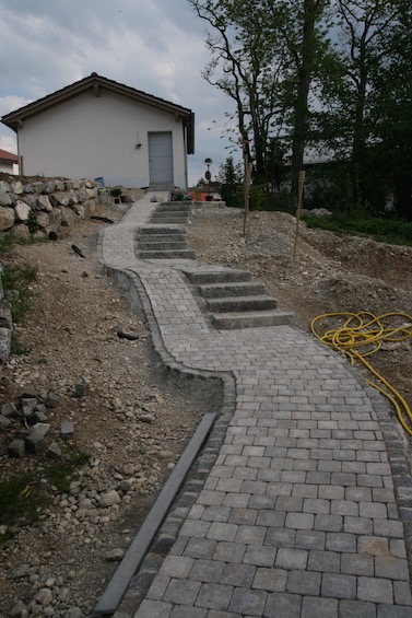 Zum Überwinden des großen Höhenunterschieds wurde eine Treppe mit Rampe kombiniert. (Deisenhofen - Oberhaching)