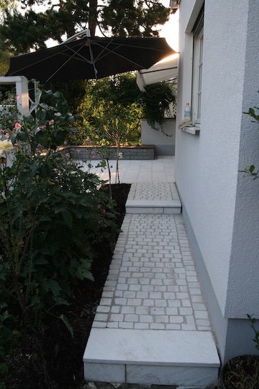 Weg mit Kleinstein aus Rauriser Marmor. (München)