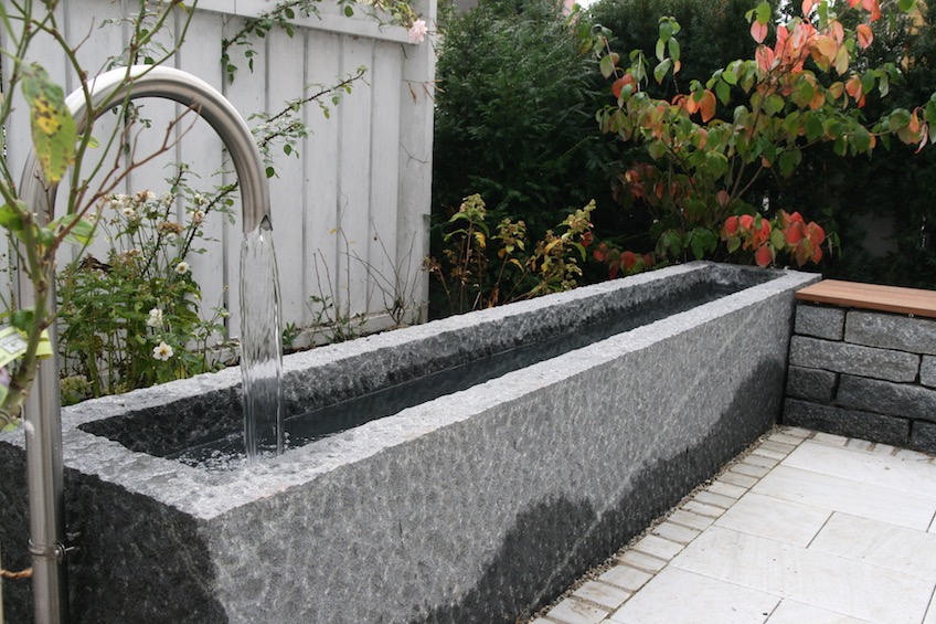 Wasserbecken aus Granit nach Maß mit Auslauf aus Edelstahl. (München)