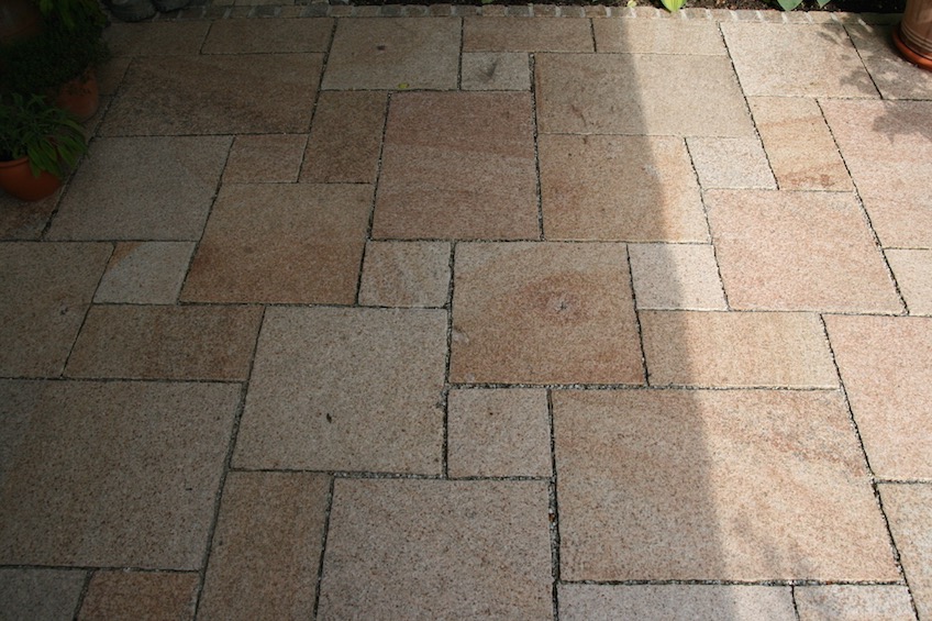 Terrasse mit gelbem Granit im römischen Verband. (Garching bei München)