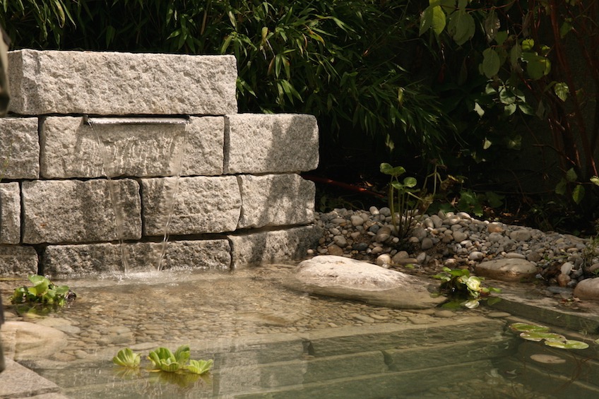 Mauer aus Granit mit Wasserfall. (München)