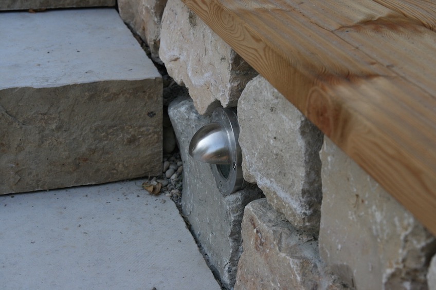 Die Beleuchtung wurde in die trockenmauer eingearbeitet und besitzt eine Kappe, damit sie nicht blendet und das Licht auf die Treppe gebündelt wird. (Freising)