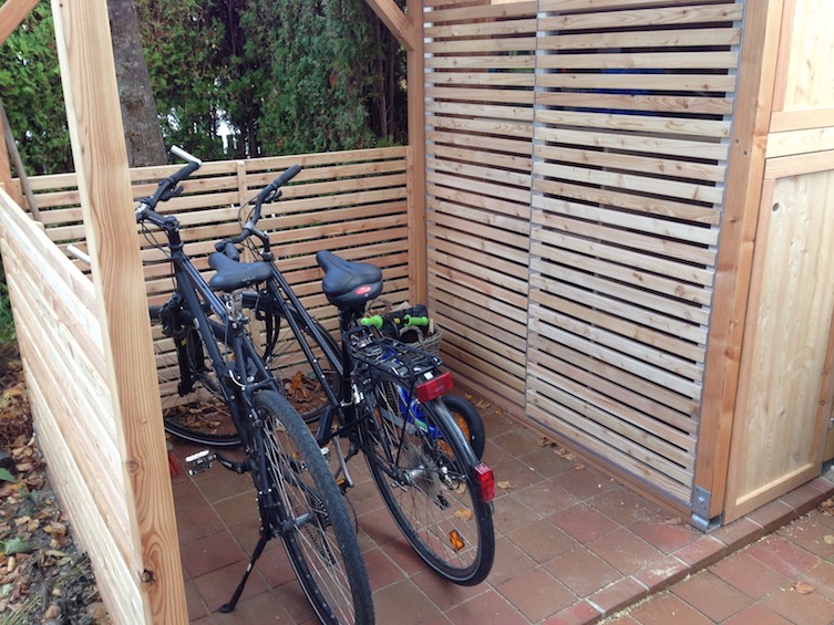 Fahrradunterstand mit Gartenschrank kombiniert. (München)